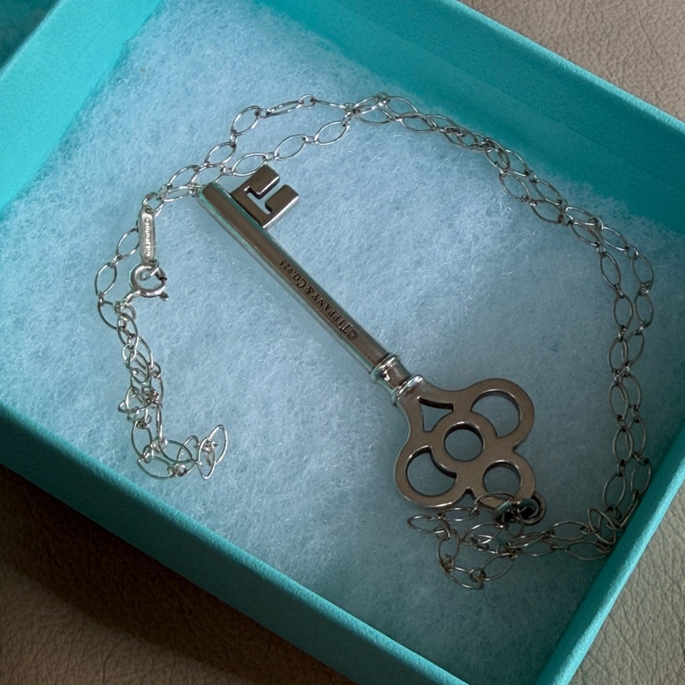 Tiffany & Co. Silver Key Charm with original packaging - Picture 4 of 7